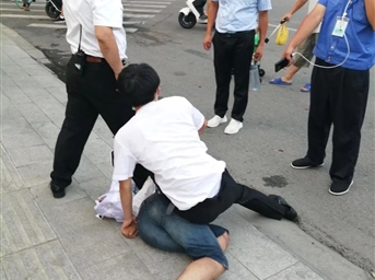 万象服务 | 惊险6分钟，徒手夺白刃