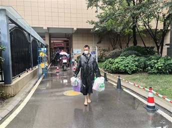 连轴转，席地和衣而眠，他们身心疲惫但没有停下来！