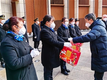 致敬春节期间坚守岗位的一线物业人 行业党委行业协会开展节前暖冬慰问